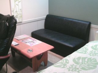 キャトルセゾン大和(大和市/ラブホテル)の写真『305号室、テーブルとソファー』by もんが～