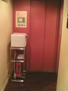 HOTEL LAGUNA INN（ラグナイン）(八王子市/ラブホテル)の写真『各客室内には無い為、電子レンジはエレベーターフロアに設置してありました。』by もんが～