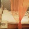 Wバグース(新宿区/ラブホテル)の写真『301号室ベッド。手前は天蓋のカーテンが垂れ下がっている。』by 春風拳