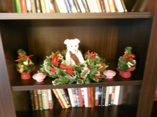 アラウダリゾート国立(国立市/ラブホテル)の写真『本棚のティディーベアもクリスマス』by karin