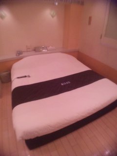 Annex in Kojo(相模原市/ラブホテル)の写真『407号室、ベッド』by まぴちゃん（管理人）