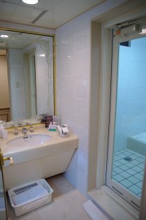 ホテル六本木(港区/ラブホテル)の写真『207号室洗面台と浴室入口』by マーケンワン