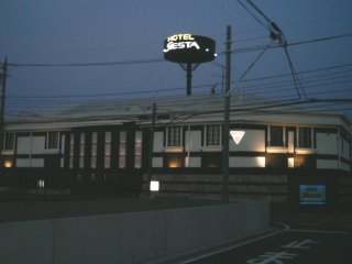 シエスタ(所沢市/ラブホテル)の写真『早朝の外観』by もんが～