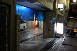 ホテル ２００１(江戸川区/ラブホテル)の写真『駐車場入口』by スラリン
