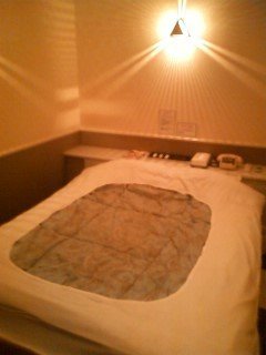 ニューポート(立川市/ラブホテル)の写真『101号室ベッド』by イリオモテヤマネコ