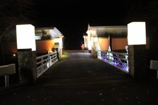 タカオアジール(八王子市/ラブホテル)の写真『夜の入口（近景）（手前）』by スラリン