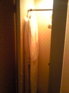 アランド吉祥寺(武蔵野市/ラブホテル)の写真『３１０号室ハンガーボックス内にライトガウン』by ハンプティ・ダンプティ