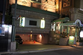 エンペラータワー石庭(新宿区/ラブホテル)の写真『夜の駐車場入口』by スラリン