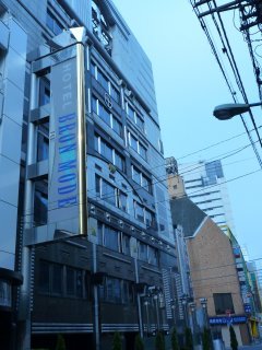 ブロンモード新宿(新宿区/ラブホテル)の写真『昼の外観１』by スラリン