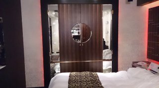 シェレナ(国立市/ラブホテル)の写真『ベッドの向こう、窓の扉』by おむすび