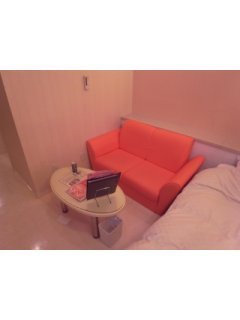 Re･stay（レステイ）府中(府中市/ラブホテル)の写真『３０３号室 ベットサイドのソファとテーブル』by みゃちょう