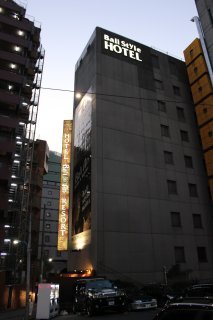 BaliAn RESORT(バリアンリゾート)新宿(新宿区/ラブホテル)の写真『早朝の外観（裏側）』by スラリン