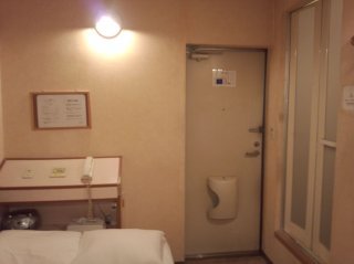 HOTEL Fine(ファイン)(新宿区/ラブホテル)の写真『右側の戸を開けるとユニットバス。正面は部屋の入り口です。』by セントマーチン