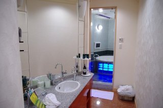 HOTEL STATION 迎賓館(台東区/ラブホテル)の写真『501号室 洗面台と浴室入口』by マーケンワン