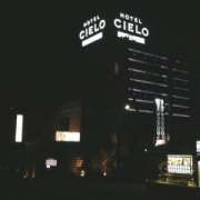 HOTEL CIELO（シエロ)(川口市/ラブホテル)の写真『夜の外観』by もんが～