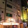ラピア(新宿区/ラブホテル)の写真『夜の外観２（中心部は飲食店です。）』by スラリン