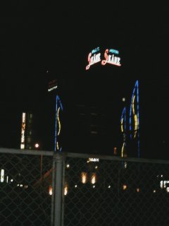 HOTEL スコーネ(さいたま市中央区/ラブホテル)の写真『夜の外観（線路反対側からの遠景）』by もんが～