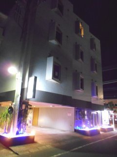ホテル プルメリア青梅(青梅市/ラブホテル)の写真『夜の外観』by もんが～