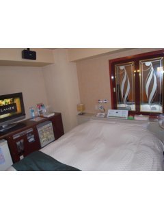 Re･stay（レステイ）府中(府中市/ラブホテル)の写真『406号室のベッドとテレビ、カラオケ、冷蔵庫など』by みゃちょう