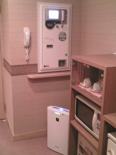 ホテル アップル(八王子市/ラブホテル)の写真『304号室、自動清算機と空気清浄機など』by もんが～