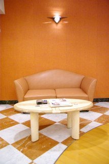 HOTEL CEAN新宿（セアン）(新宿区/ラブホテル)の写真『601号室 ソファーとテーブル』by マーケンワン