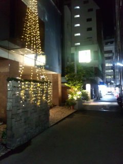 HOTEL 叶(KANOU）(新宿区/ラブホテル)の写真『外観と目の前の通り』by ごえもん（運営スタッフ）