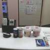 フロンティア(八王子市/ラブホテル)の写真『サービス品のカップのおかゆと缶飲料、入浴剤と駄菓子など』by もんが～