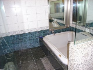 ラモード新宿(新宿区/ラブホテル)の写真『703号室 浴室（通路からは全面ガラス）』by ホテルレポったー