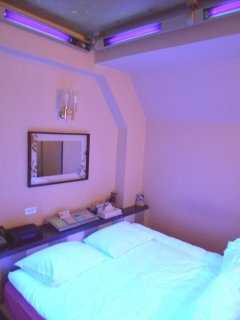マリオネットアイネ(八王子市/ラブホテル)の写真『305号室、ブラックライトの設備がある部屋でした。』by もんが～