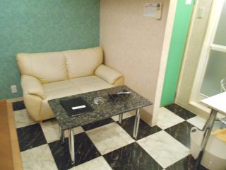 HOTEL J.J相模原(相模原市/ラブホテル)の写真『705号室、テーブルとソファー』by もんが～
