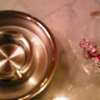 オリオン(立川市/ラブホテル)の写真『406号室 テーブルの上のウエルカムチョコ&amp;灰皿（灰皿には水があってありますので注意）』by 市