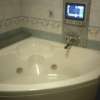 PLAZA K(プラザＫ)(八王子市/ラブホテル)の写真『302号室、浴槽と浴室テレビ』by もんが～