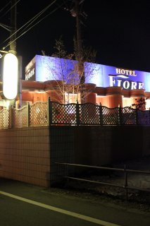 HOTEL FIORE（フィオーレ）(瑞穂町/ラブホテル)の写真『夜の外観２』by スラリン