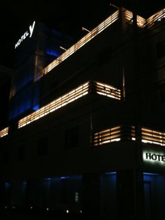 HOTEL Y(ヤー)(所沢市/ラブホテル)の写真『夜の外観』by もんが～