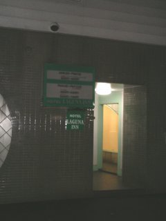 HOTEL LAGUNA INN（ラグナイン）(八王子市/ラブホテル)の写真『夜の入り口（裏口側）』by もんが～