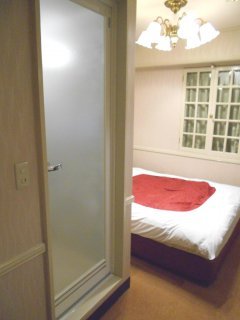 HOTEL府中(府中市/ラブホテル)の写真『201号室、バスルーム入り口ドア』by もんが～