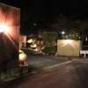 タカオアジール(八王子市/ラブホテル)の写真『夜の入口（奥）（歩道から）』by スラリン