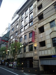 ホテル FORSION(フォーション)(新宿区/ラブホテル)の写真『昼間の外観(めちゃめちゃデカいです、そして綺麗です)』by 郷ひろし（運営スタッフ）