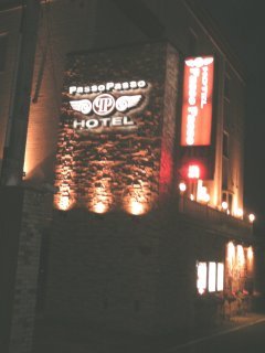 Hotel passo passo相模原店(相模原市/ラブホテル)の写真『夜の外観（裏道側）』by もんが～