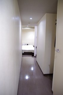 ヒルズホテル五反田(品川区/ラブホテル)の写真『510号室 玄関から部屋までの通路』by マーケンワン