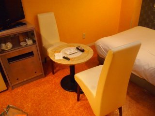 ホテルFOXY(台東区/ラブホテル)の写真『303号室、椅子とテーブル』by 名無しさん（ID:4403）