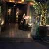 HOTEL Bali An Resort　新宿アイランド店(新宿区/ラブホテル)の写真『夜の表側入口（近景）』by スラリン