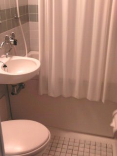 HOTEL LAGUNA INN（ラグナイン）(八王子市/ラブホテル)の写真『304号室、お風呂はユニットバスでした。』by もんが～