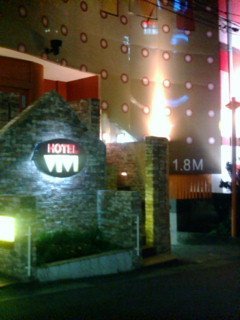 ホテルViVi(相模原市/ラブホテル)の写真『夜の入り口（駐車場入口込）』by ごえもん（運営スタッフ）