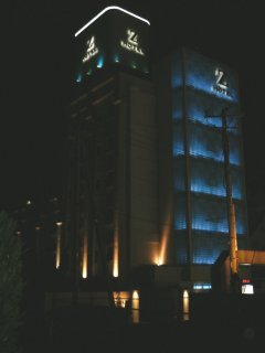 HOTEL Z(ズー)(さいたま市岩槻区/ラブホテル)の写真『夜の外観』by もんが～