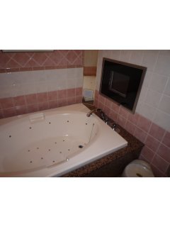 グランドカリビアンリゾートホテル(所沢市/ラブホテル)の写真『308号室浴室テレビ』by スラリン