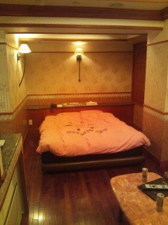 アーバンステージ(新宿区/ラブホテル)の写真『411号室　ベッド』by ラッキーボーイ（運営スタッフ）