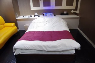 ラピア(新宿区/ラブホテル)の写真『305号室 ベッド』by マーケンワン