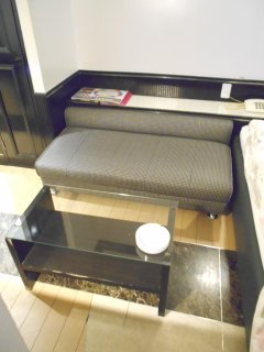 コスモポリス(川越市/ラブホテル)の写真『223号室、テーブルとソファー』by もんが～