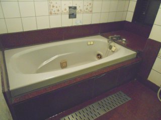 フランセ(八王子市/ラブホテル)の写真『606号室、浴槽』by もんが～